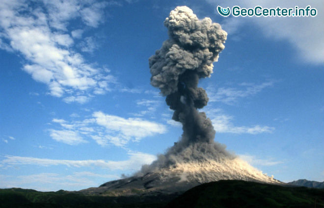 Вулкан Карымский на Камчатке изверг столб пепла на высоту до 3000 м, 4 июня 2017