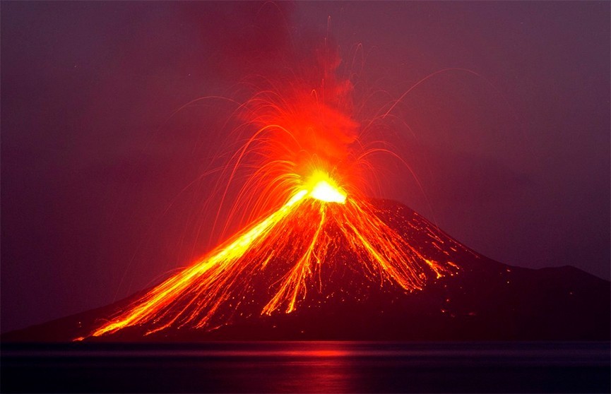 Извержение вулкана Кракатау, Индонезия