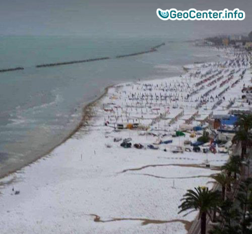 В Италии град покрыл пляж 10-ти сантиметровым белым  слоем, июль 2017