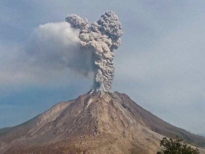 Извержение вулкана Синабунг в Малайзии
