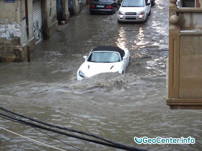 Сильнейшие дожди затопили город Баку в Азербайджане