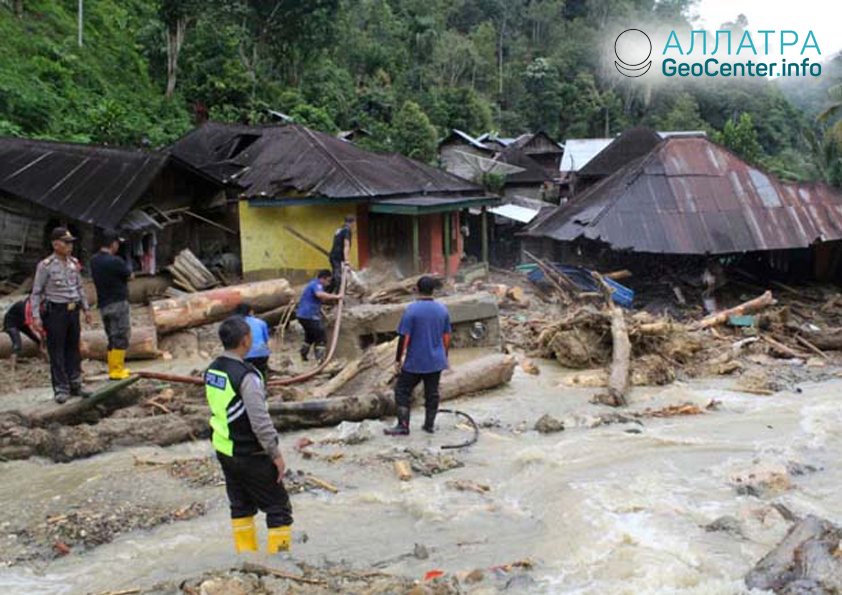 Последствия наводнения на острове Суматра, октябрь 2018