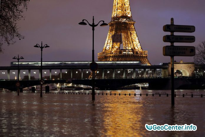 Париж превратился в озеро! Музеи спасают экспонаты