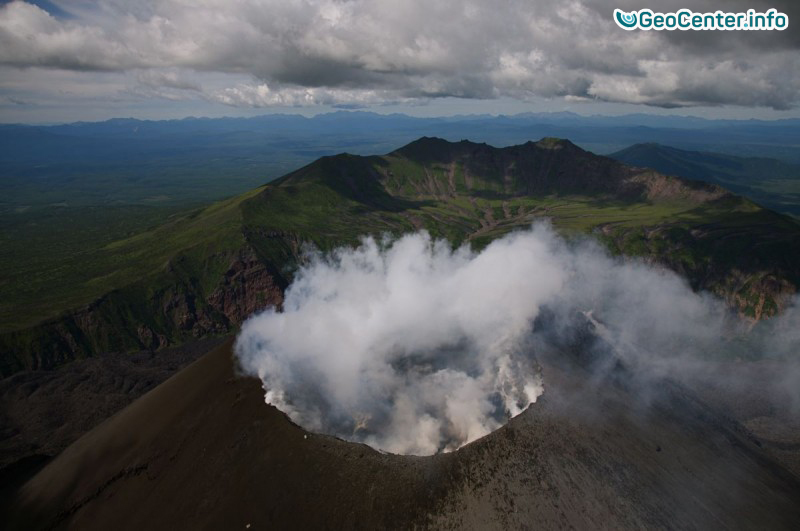 Продолжается  извержение вулкана Эбеко на Курильских островах