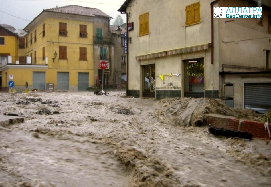 Проливные дожди привели к оползням на севере Италии, март 2018 года