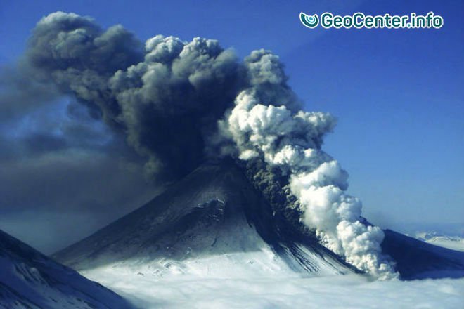 Вулкан Богослов на Аляске выбросил столб пепла на высоту более 10 км, 28 мая 2017