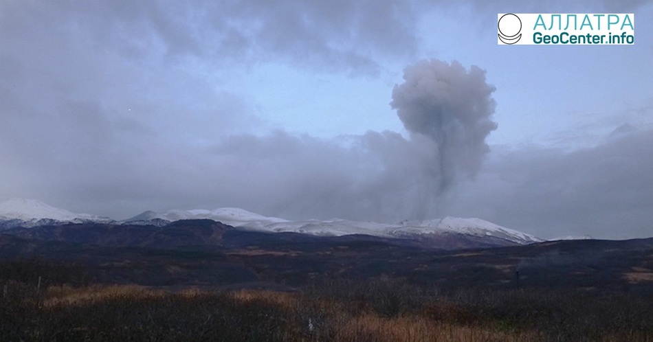 Вулкан Эбеко выбросил столб пепла, апрель 2018 г.