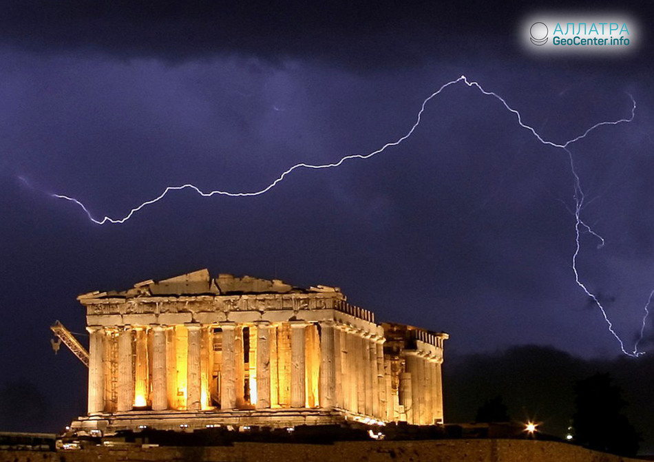 Электрические разряды в небе над Грецией, июнь, 2018