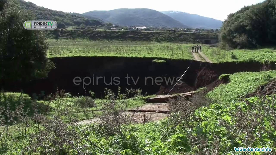 Огромный провал грунта произошел на северо-западе Греции