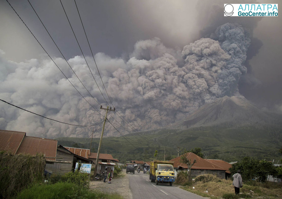 Вулкан Синабунг засыпал пеплом несколько поселков, Индонезия, 19 февраля 2018 года
