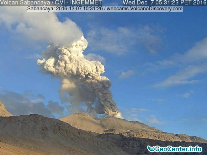 Вулкан Сабанкая в Перу взорвался 349 раз за неделю