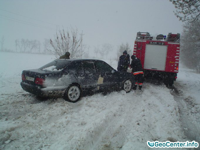 Спасение людей из снежных заносов на дорогах в Одесской области