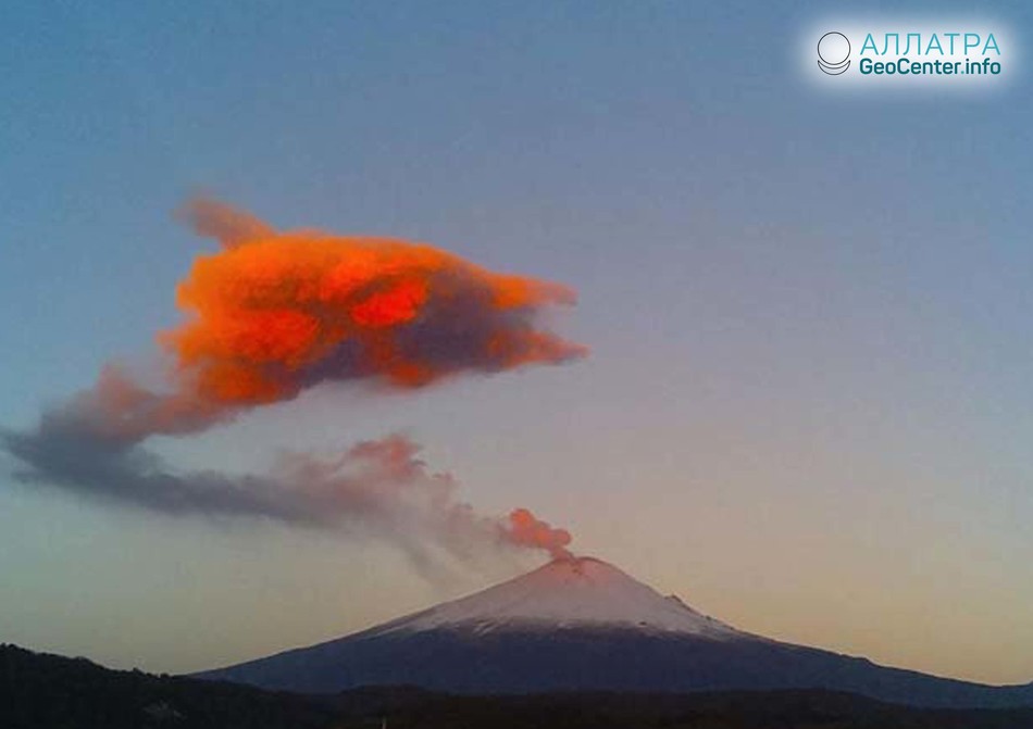В Мексике вулкан Попокатепетль совершил выброс пепла и газа, октябрь 2018 г.