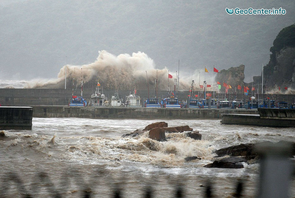В Китае готовятся к удару двух тайфунов: на острове Хайнань объявлено «красное» предупреждение