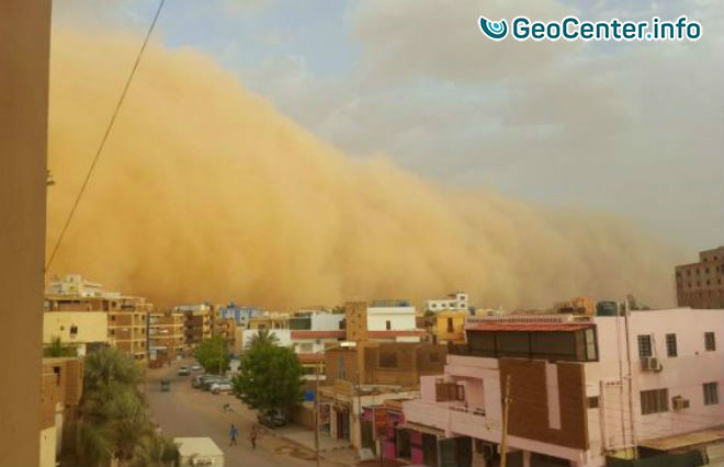 ​Песчаная буря в столице Судана, июнь 2017