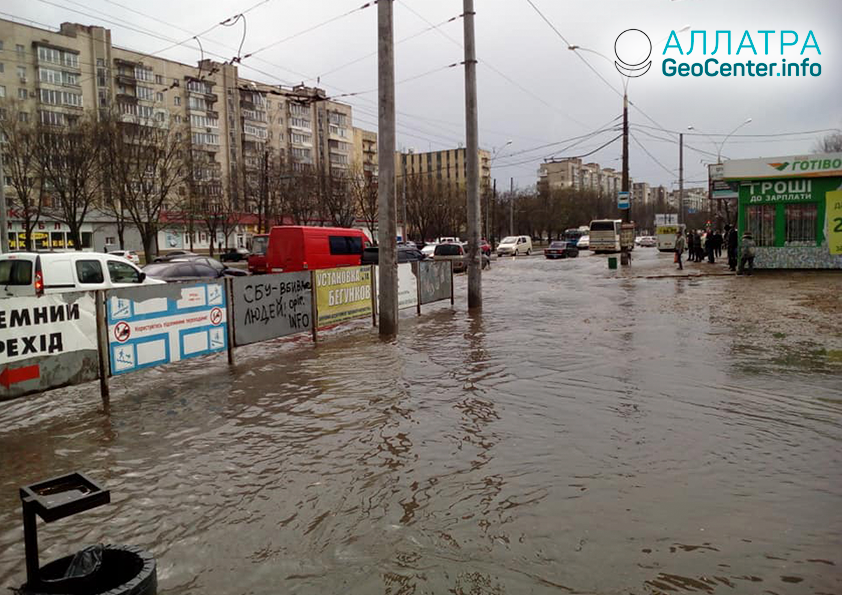 Ливень привёл к затоплению улиц в городе Сумы (Украина), апрель 2019