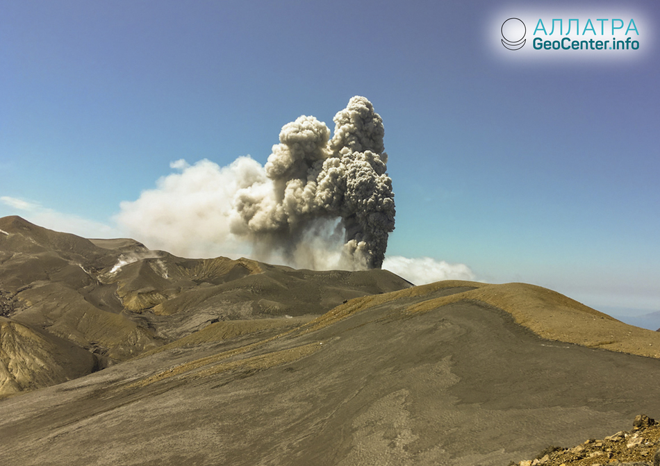 Вулкан Эбеко: эксплозивное извержение 14 апреля 2019