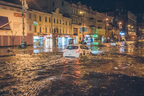 Последствия ночной грозы в Киеве (Украина), август 2018 г.