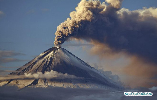 Вулкан Ключевской выбросил шестикилометровый столб пепла