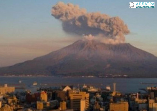 В Японии зафиксировано извержение вулкана Симмоэ, март 2018 года