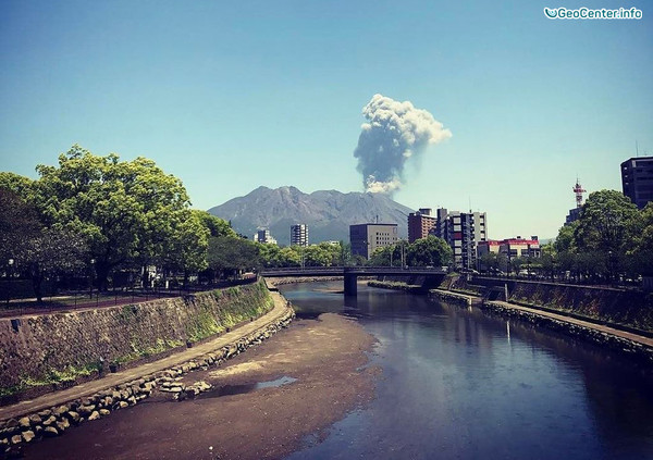 Вулкан Сакурадзима в Японии выбросил столб пепла, апрель 2017