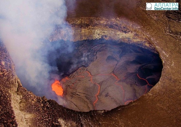 Обвал стенки кратера Халемаумау на вулкане Килауэа, Гавайи, 6 апреля 2018 года