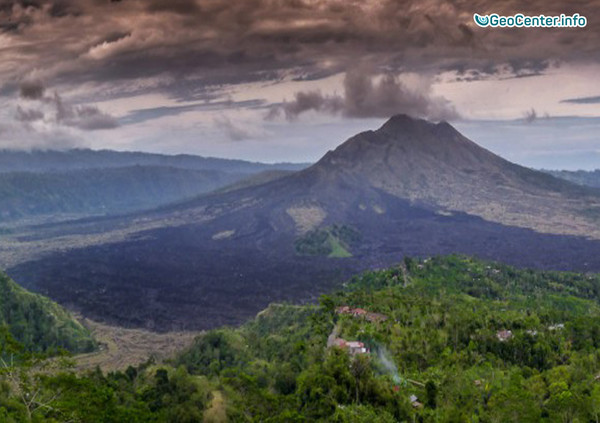 Вулкан Агунг подает признаки пробуждения, Бали, Индонезия, сентябрь 2017 года