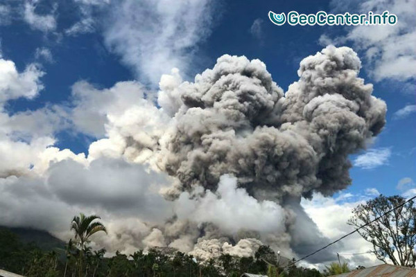 Мощное извержение вулкана Синабунг в Индонезии, 27 декабря 2017