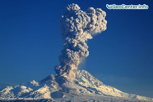 На Камчатке вулкан Шивелуч выбросил столб пепла на высоту 10 км