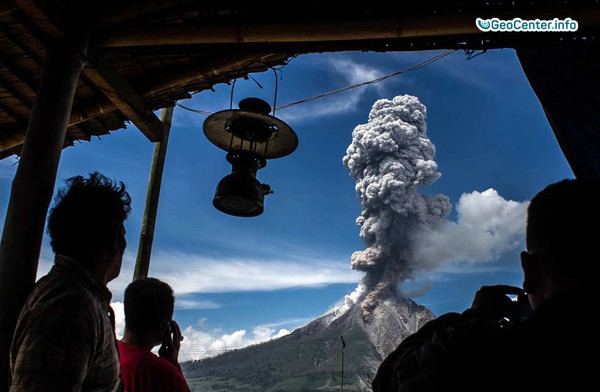 Извержение вулкана Синабунг в Индонезии, август 2017 года