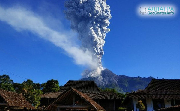 Активность вулкана Мерапи на острове Ява продолжается.