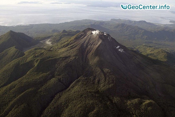 Геологи зафиксировали паровое извержение на вулкане Булузан