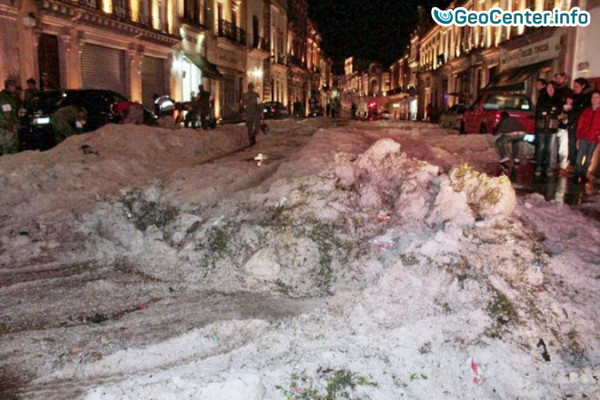 Град засыпал улицы мексиканского города Сакатекас