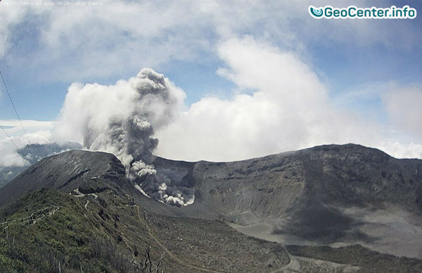 В Коста-Рике вулкан Турриальба выбрасывает мощные столбы пепла