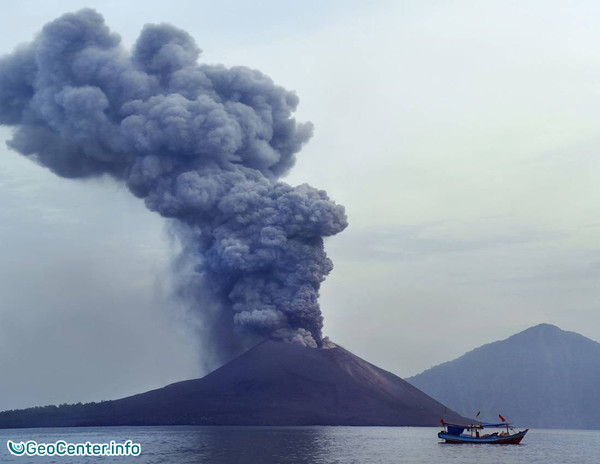 Извержение вулкана Чикурачки на Курильских островах в июле 2016.