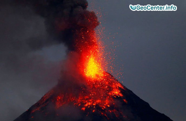 Извержение вулкана Майон на Филиппинах.