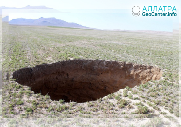 Obří krátery v zemi u města Karapınar (Turecko), únor 2019