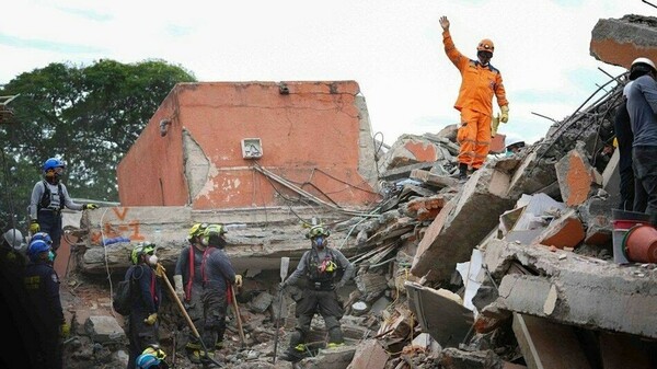 Indonéziu zasiahlo ničivé zemetrasenie s magnitúdou 7,7 | Cunami a 68 obetí