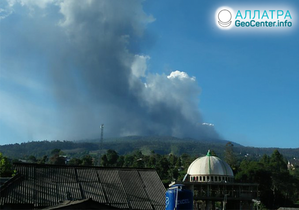 Erupcia sopky, mlčiacej 36 rokov, Indonézia, júl 2019