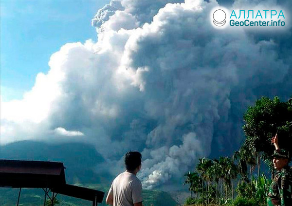Erupce vulkánu Sinabung, červen 2019