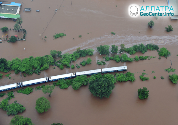 В Индии поезд попал в водяную ловушку, июль 2019